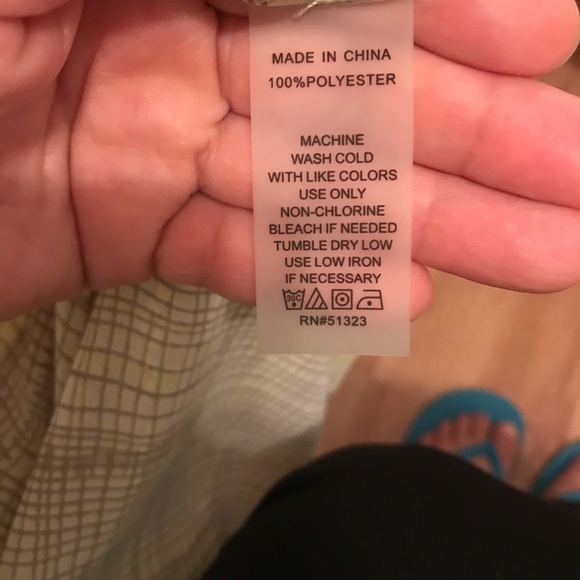 Beautiful Vince Camuto blouse. - Picture 4 of 4